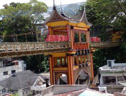 Memacu Adrenalin Dengan Melintasi Jembatan Limpapeh