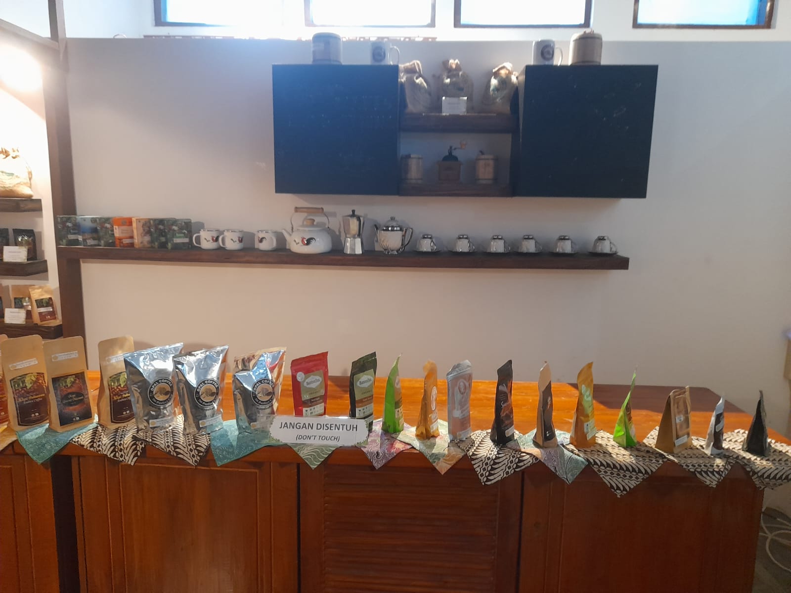 Beberapa jenis kopi yang dipajang di museum