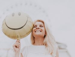 Waspadai Toxic Positivity: Merangkul Kesejatian dan Keseimbangan Emosional