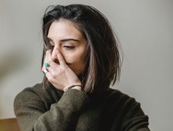Quarter Life Crisis: Menghadapi Tantangan di Usia Dewasa Awal