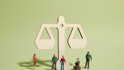 Hukum dan Budaya Manusia (foto: freepik.com)