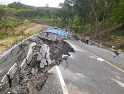 Hati-hati! Jalan Amblas di Malang, Longsor Ancam Pengguna Jalan