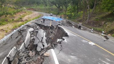 Jalan amblas di jalur lintas selatan malang diakibatkan oleh tanah longsor