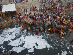 Mengerikan! Warga India Mandi di Sungai Busa Beracun
