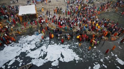 Sungai berbusa beracun di india