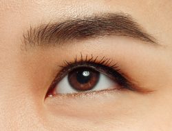 2 Alasan Mengapa Wanita Sering Berkedip