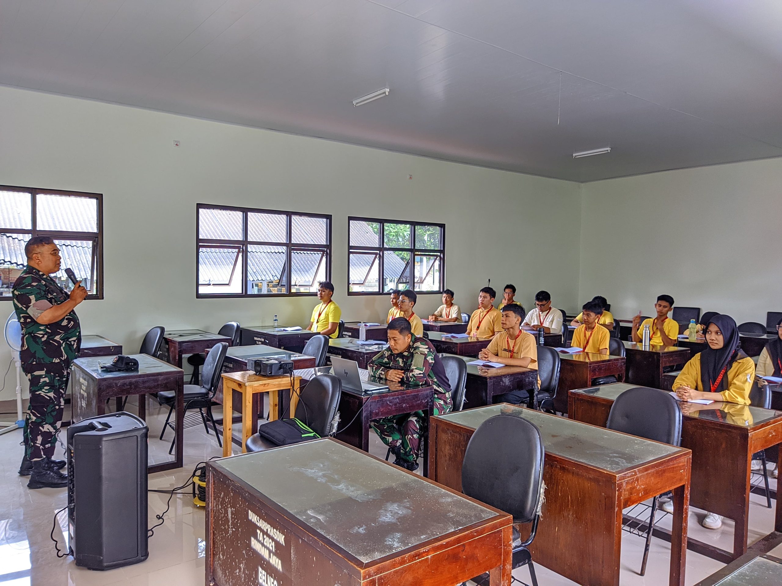 Pemberian Materi dari Rindam Jaya kepada Mahasiswa FH UAI