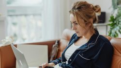 WFH Metode “Eat the Frog”: Cara Menelan Tugas Paling Menyebalkan Sebelum Kopi Kedua Dingin